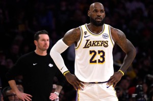 开云APP-詹姆斯20分东契奇25分 湖人主场22分惨败凯尔特人